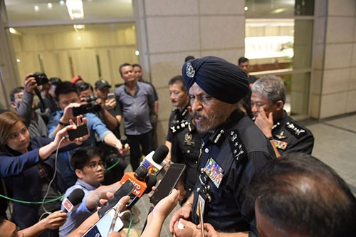 Amar Singh, Giám đốc điều tra tội phạm thương mại, trả lời báo chí sau cuộc khám xét vào đêm 17-5. Ảnh: Straits Times.