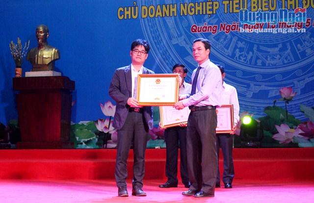 Phó Chủ tịch UBND tỉnh Đặng Ngọc Dũng trao Bằng khen của UBND tỉnh cho các doanh nghiệp và công nhân tiêu biểu