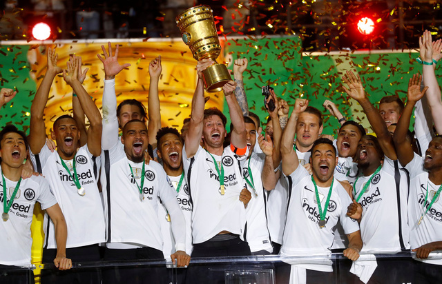   Các cầu thủ Frankfurt ăn mừng chức vô địch. Ảnh: REUTERS