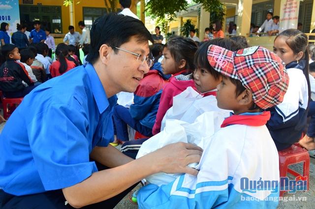 Anh Đặng Minh Thảo- Bí thư Tỉnh đoàn trao quà cho các em học sinh