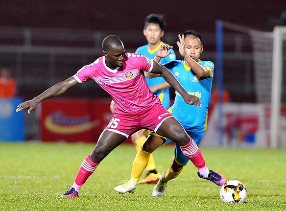  Trận CLB Sài Gòn hòa 1 - 1 với Sanna Khánh Hòa (phải) trên sân Thống Nhất. Ảnh: NGUYỄN NHÂN
