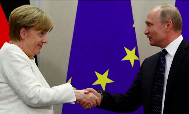 Thủ tướng Đức A.Merkel (trái) và Tổng thống Nga V.Putin tại Sochi, Nga.