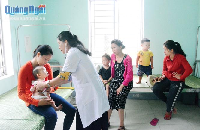 Trẻ em được khám sức khỏe tại thị trấn Trà Xuân.