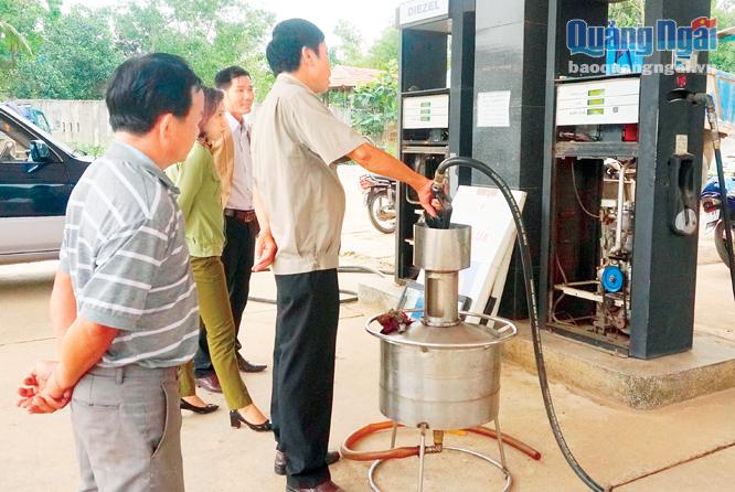 Thanh tra Sở KH&CN kiểm tra chất lượng một cây xăng trên địa bàn TP.Quảng Ngãi. Ảnh: Sở KH&CN cung cấp