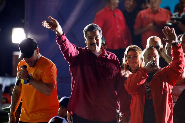 Ông Nicolas Maduro cùng người ủng hộ ăn mừng thắng lợi tại thủ đô Caracas. (Ảnh: Reuters)