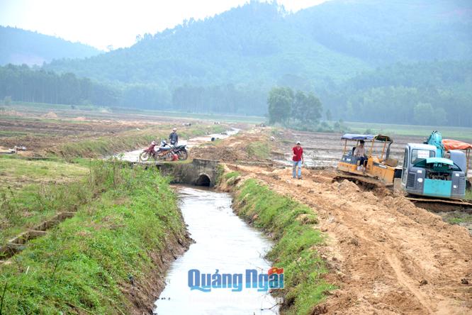 Nhiều tuyến kênh nội đồng ở xã Bình Chương (Bình Sơn) chưa được kiên cố hóa.