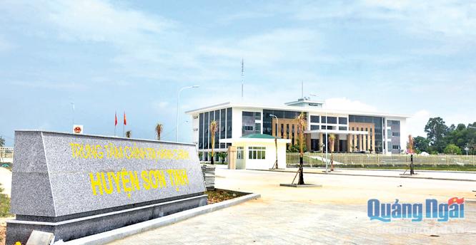 Huyện cũng thực hiện hoàn thành công tác chuyển các cơ quan của huyện đến làm việc tại Trung tâm Chính trị - Hành chính huyện Sơn Tịnh mới 