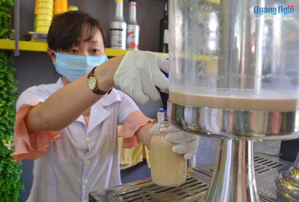 Cơ quan chức năng lấy mẫu trà sữa để xét nghiệm