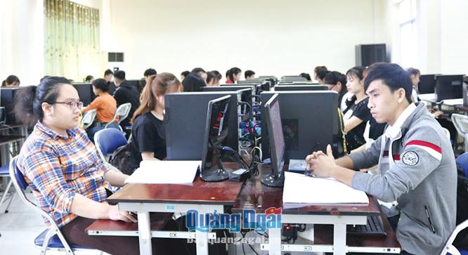 Sinh viên Khoa CNTT của Đại học Phạm Văn Đồng trong giờ thực hành.