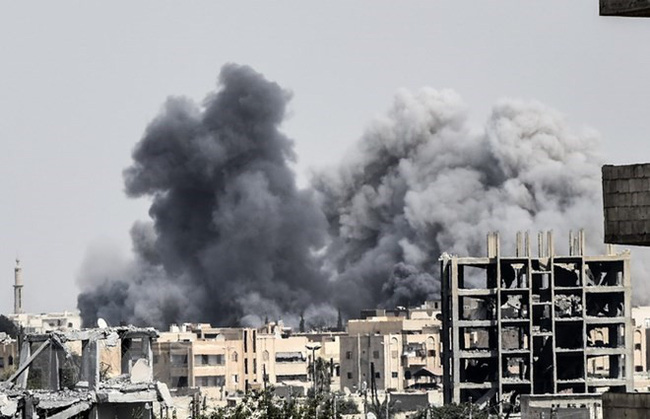 Khói bốc lên sau một cuộc không kích ở Raqqa, Syria. Nguồn: AFP