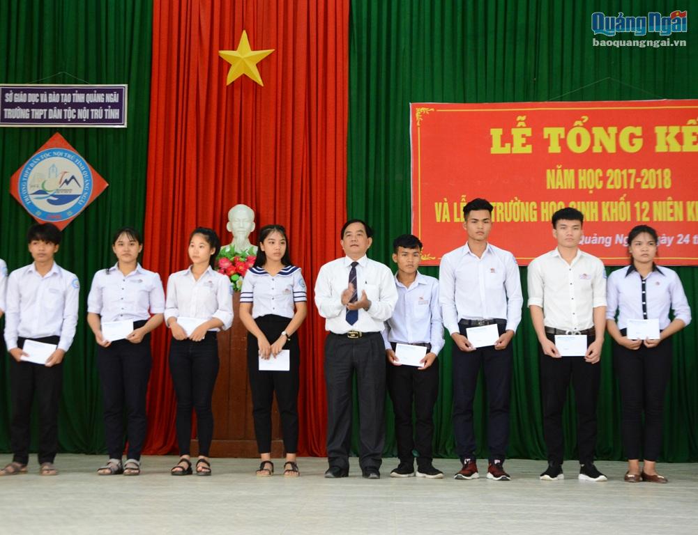 Phó Ban Tuyên giáo Tỉnh ủy Trần Tấn Châu trao thưởng cho các em học sinh đạt thành tích cao.
