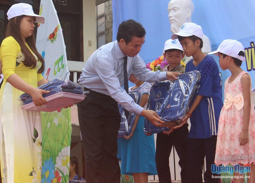 Phó Chủ tịch UBND tỉnh Đặng Ngọc Dũng trao tặng học bổng cho các em có hoàn cảnh đặc biệt khó khăn.