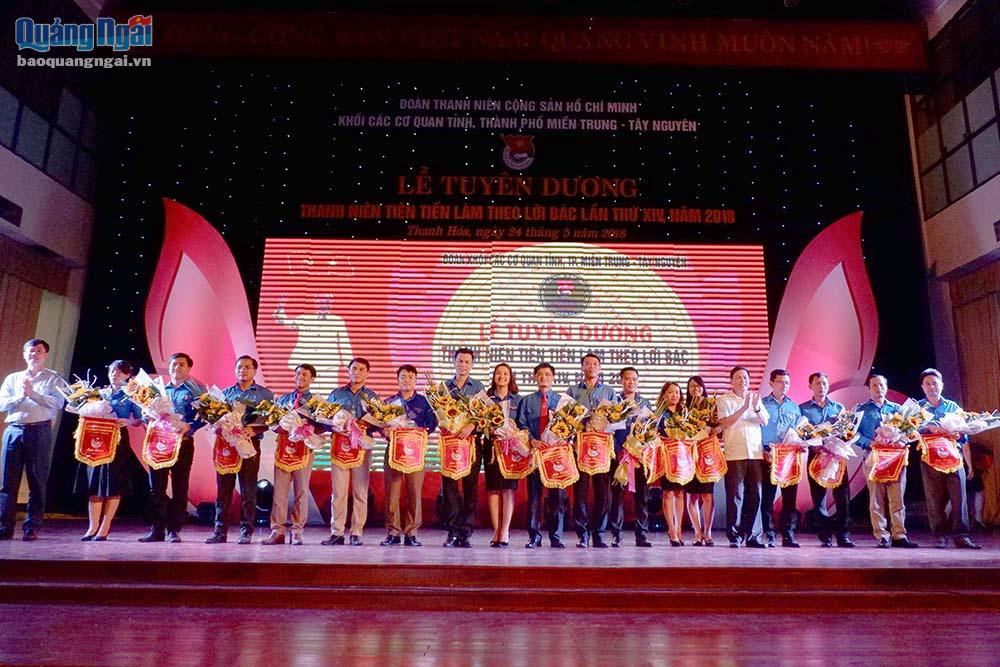 Các đồng chí lãnh đạo Trung ương Đoàn, Tỉnh đoàn tặng hoa, trao cờ lưu niệm cho đại diện 17 đơn vị Đoàn khối các tỉnh, TP Miền Trung - Tây Nguyên.