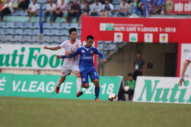  Một pha bóng trong trận Quảng Nam thắng Nam Định 5-2 - Ảnh: THẮNG LÊ