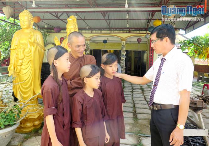  Phó Chủ tịch Ủy ban MTTQ Việt Nam tỉnh Trần Hòa thăm trẻ em mồ côi được nuôi dưỡng ở chùa Thủy Long (Mộ Đức).