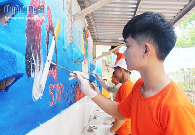  Các em học sinh tham gia trang trí nhà vệ sinh Trường học Bình Phú.