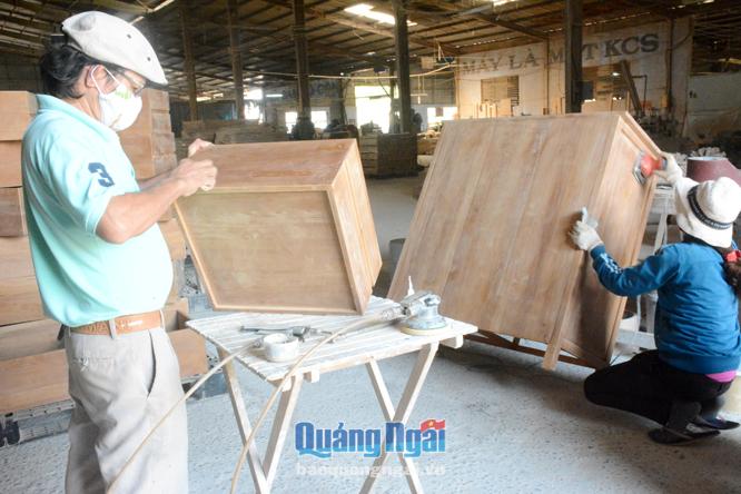 Công nhân Công ty TNHH Tân Hải thường xuyên làm việc trong môi trường tiếp xúc với bụi gỗ và hóa chất từ sơn.