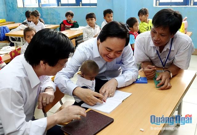 Bộ trưởng Bộ GD& ĐT Phùng Xuân Nhạ ghi nhận những đóng góp của thầy cô giáo vùng cao Sơn Hà trong việc đỡ đầu, giúp đỡ học sinh khó khăn