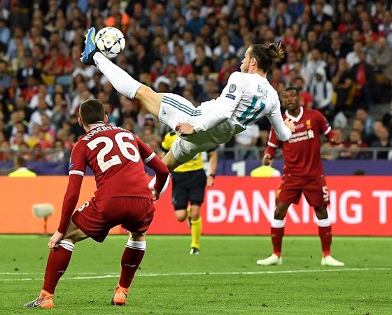 Pha tung người móc bóng của Gareth Bale trong trận chung kết.