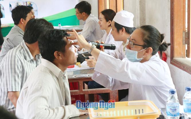 Các y, bác sĩ khám bệnh cho người lao động làm việc tại KCN VSIP Quảng Ngãi.