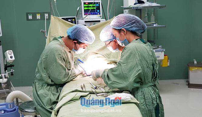 Đoàn bác sĩ Bệnh viện Nhi Đồng 2 hỗ trợ chuyển giao kỹ thuật phẫu thuật dị tật tiết niệu cho Bệnh viện Sản - Nhi.    
