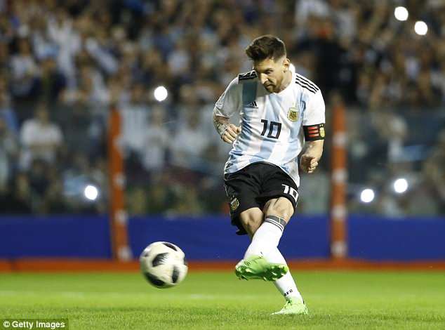  Messi tỏa sáng với cú hattrick vào lưới Haiti