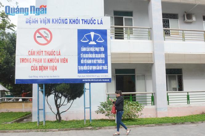 Tuyên truyền cấm hút thuốc lá tại Bệnh viện Đa khoa Quảng Ngãi.
