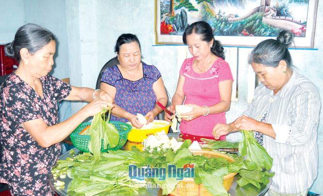 Phụ nữ tổ dân phố 2, thị trấn Trà Xuân chuẩn bị bữa ăn miễn phí cho bệnh nhân nghèo ở Trung tâm Y tế huyện Trà Bồng.