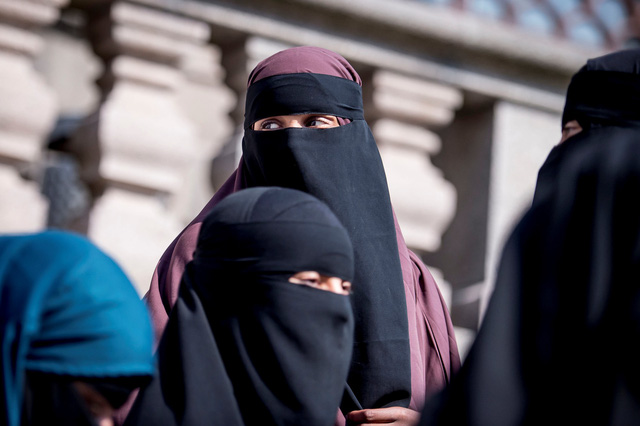 Phụ nữ đeo khăn niqab bên ngoài điện Christiansborg - trụ sở cơ quan lập pháp Đan Mạch ở Copenhagen ngày 31-5 sau khi luật cấm trang phục che kín mặt được thông qua - Ảnh: REUTERS