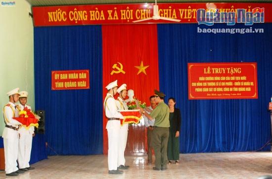 Phó giám đốc Công an tỉnh Trương Binh, trao Huân chương Dũng cảm cho cha, mẹ ruột của Thượng sĩ Lê Chí Phước.