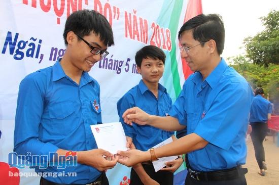 Bí thư Tỉnh đoàn Đặng Minh Thảo trao tặng học bổng cho các em học sinh có hoàn cảnh khó khăn.