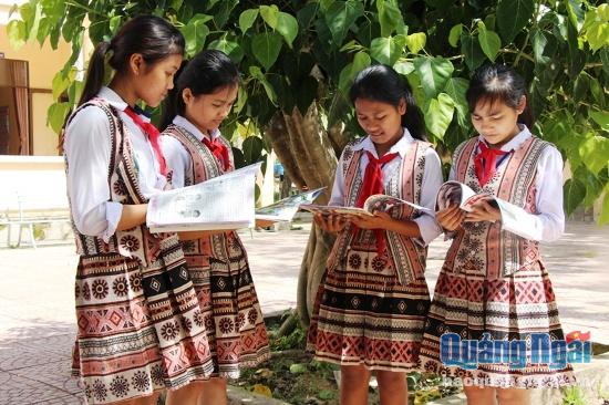 Các em học sinh trường PTDT nội trú THCS Sơn Tây duyên dáng trong bộ sắc phục thổ cẩm, mang đậm nét văn hóa vùng cao.