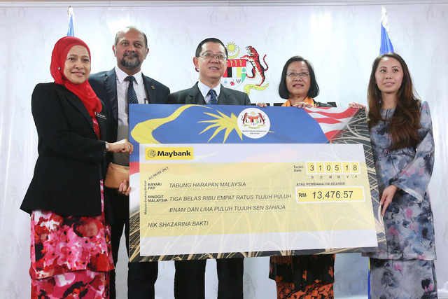 Bộ Tài chính Malaysia công bố số tiền người dân đóng góp cho Quỹ Hy vọng trong ngày đầu vận động - Ảnh: malaysia-chronicle