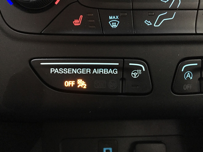  Nút tắt bật túi khí ở ghế phụ phía trên.
