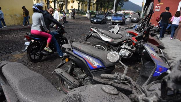 Xe máy ngoài phố phủ đầy tro bụi của núi lửa Fuego - Ảnh: AFP