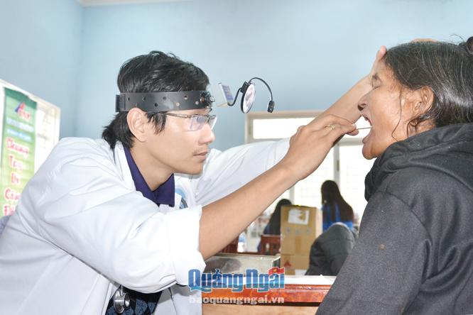 Bác sĩ của CLB Thầy thuốc trẻ tỉnh khám bệnh miễn phí cho đồng bào dân tộc thiểu số ở Sơn Tây.