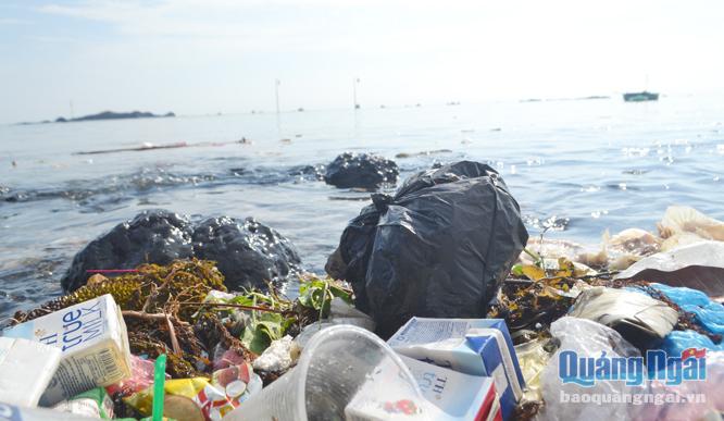  Rác thải nhựa tại bãi biển thôn Châu Thuận Biển, xã Bình Châu (Bình Sơn).                                                                                                                               Ảnh: Ý THU    