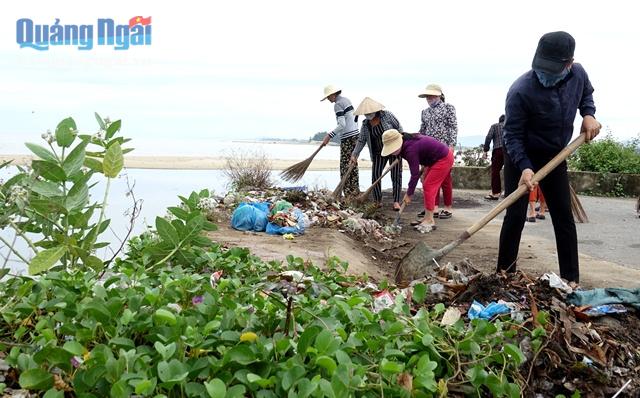 Chị em phụ nữ xóm Khê Tân tham gia dọn vệ sinh môi trường