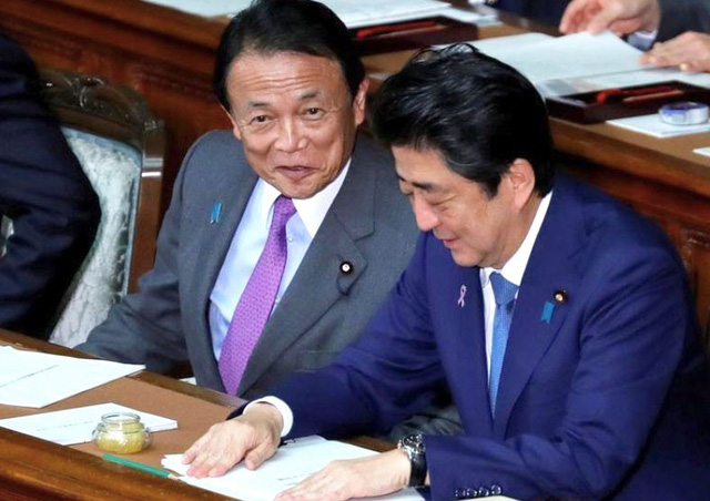  Bộ trưởng Tài chính Nhật Bản Taro Aso (trái) và Thủ tướng Shinzo Abe - Ảnh: Reuters