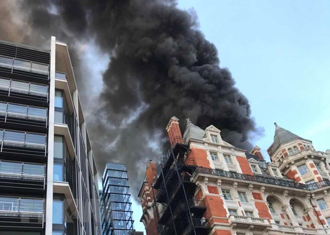 Khói đen bốc lên từ hiện trường vụ cháy khách sạn Mandarin Oriental. (Ảnh: THX)