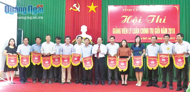 Phó Bí thư Thường trực Tỉnh ủy Nguyễn Thanh Quang tặng cờ lưu niệm cho các đơn vị tham gia hội thi. Ảnh: T.THUẬN