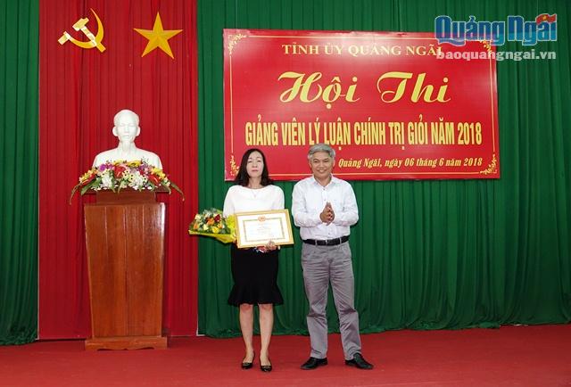 Trưởng Ban Tuyên giáo Tỉnh ủy Võ Văn Hào trao thưởng cho thí sinh đạt giải Nhất hội thi