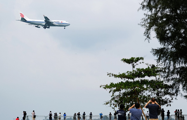 Chiếc Boeing của hãng Air China được cho đã chở lãnh đạo Triều Tiên Kim Jong Un đáp xuống Singapore ngày 10-6 - Ảnh: REUTERS