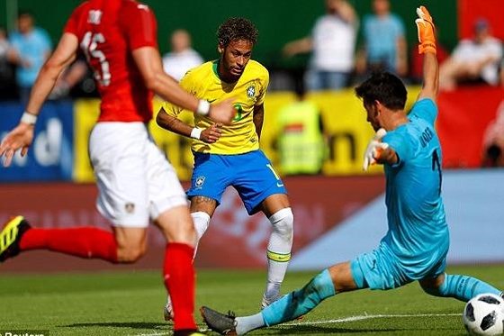 Neymar lại nhảy samba khi ghi ban vào lưới Áo