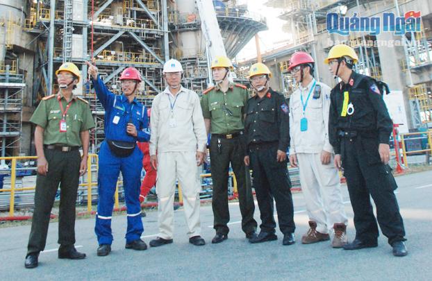 Lực lượng công an tham gia bảo vệ Nhà máy Lọc dầu Dung Quất. Ảnh: T.S