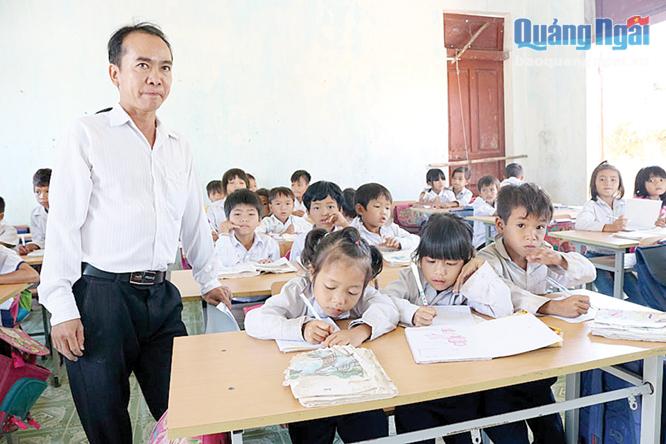 Kiểm tra, bàn giao chất lượng cuối năm tại điểm thôn Nước Nia, Trường PTDTBT Tiểu học và THCS Trà Bùi (Trà Bồng).