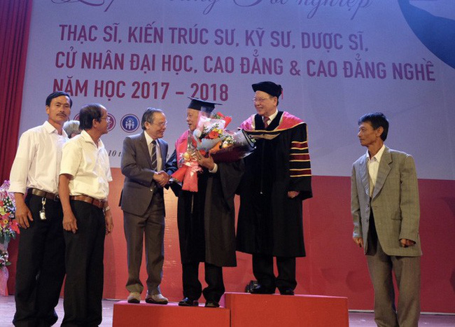  Ban Giám hiệu ĐH Duy Tân và gia đình cùng chúc mừng cụ Thiệt trong ngày vui giấc mơ hoàn thành chương trình cao học của cụ đã thành hiện thực.