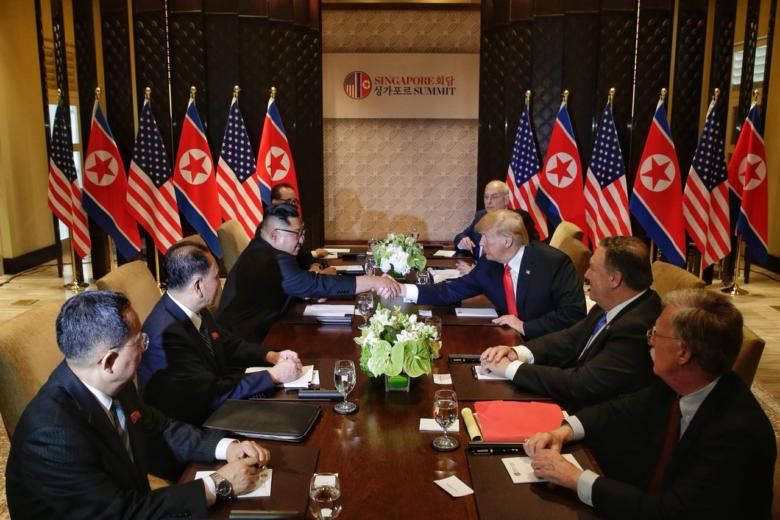 Phái đoàn Triều Tiên và phái đoàn Mỹ tại cuộc gặp mở rộng. Ảnh: The Straits Times