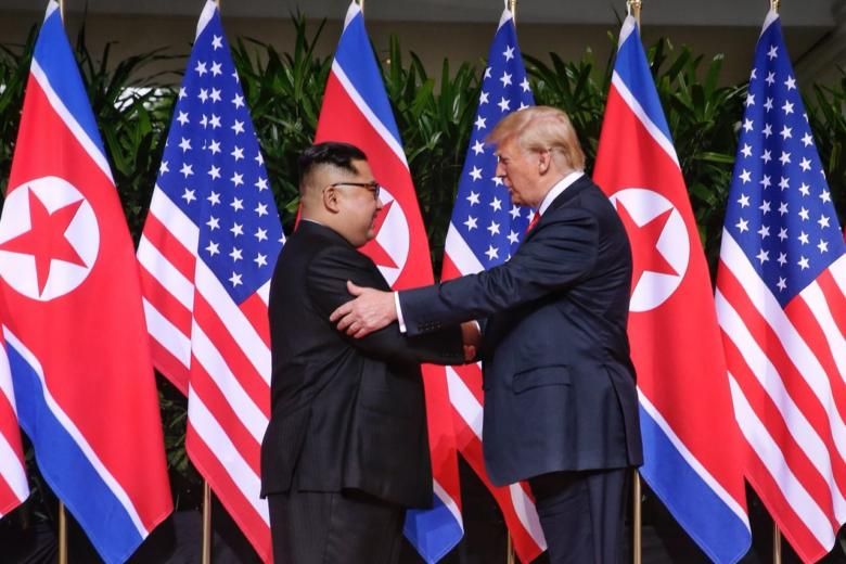 Tổng thống Mỹ Donald Trump và nhà lãnh đạo Triều Tiên Kim Jong-un bắt tay nhau trước khi hội đàm riêng. Ảnh: The Straits Times