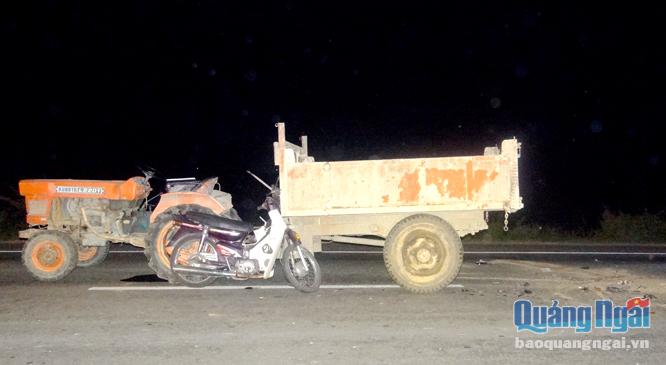 hiện trường một vụ tai nạn giao thong xảy ra giữa xe máy và xe công nông ở huyện Đức Phổ